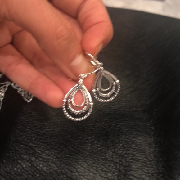 New 2 pairs of earrings as shown - Picture 5 of 5